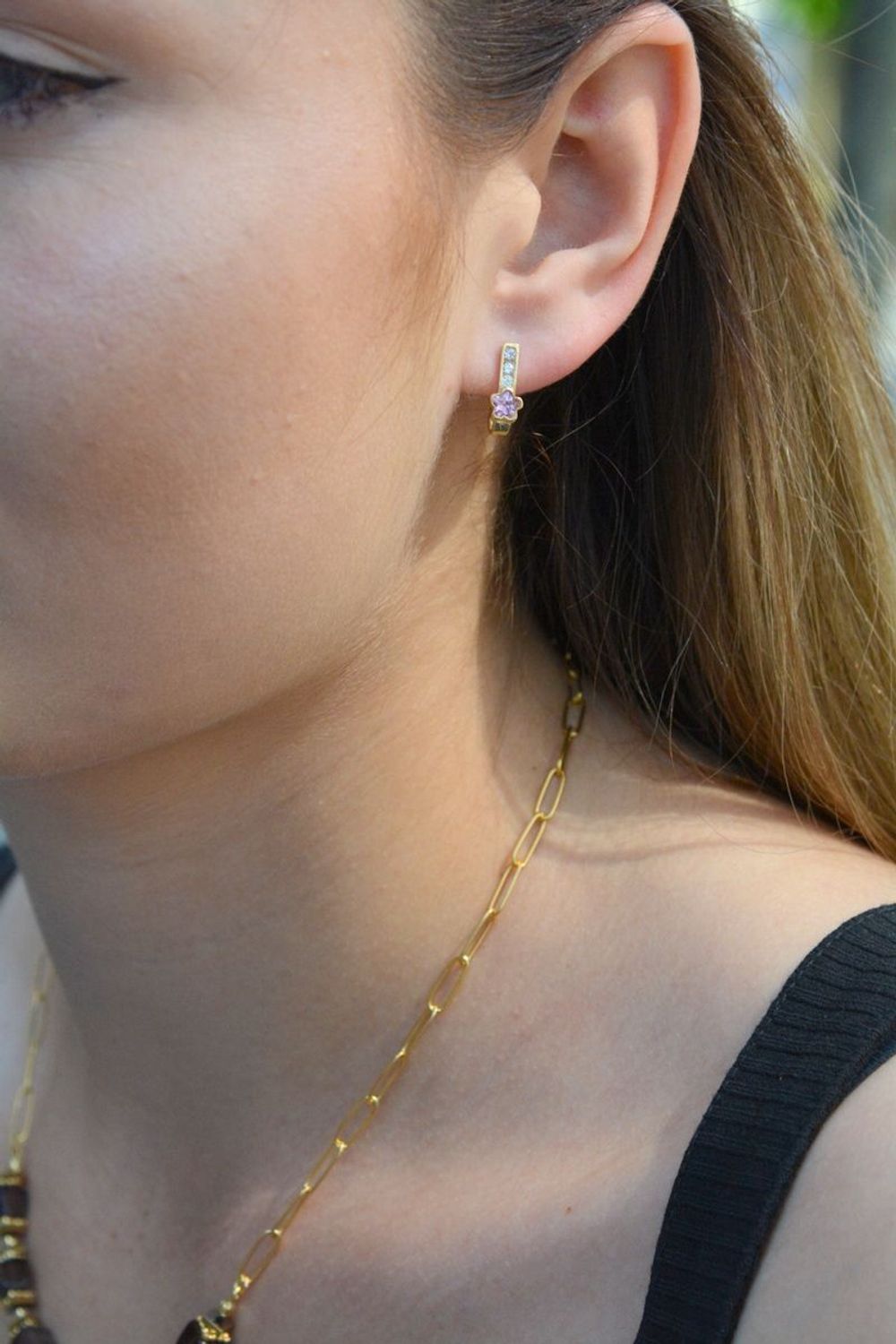 Złote kolczyki 333 z cyrkoniami i kwiatkiem KL 565A 333. Śliczne kolczyki z kolekcji dziecięcej w kształcie trzech cyrkonii i kwiatka w odcieniu różowym. Urocza biżuteria dla dzieci, świetnie pasująca na pr.jpg